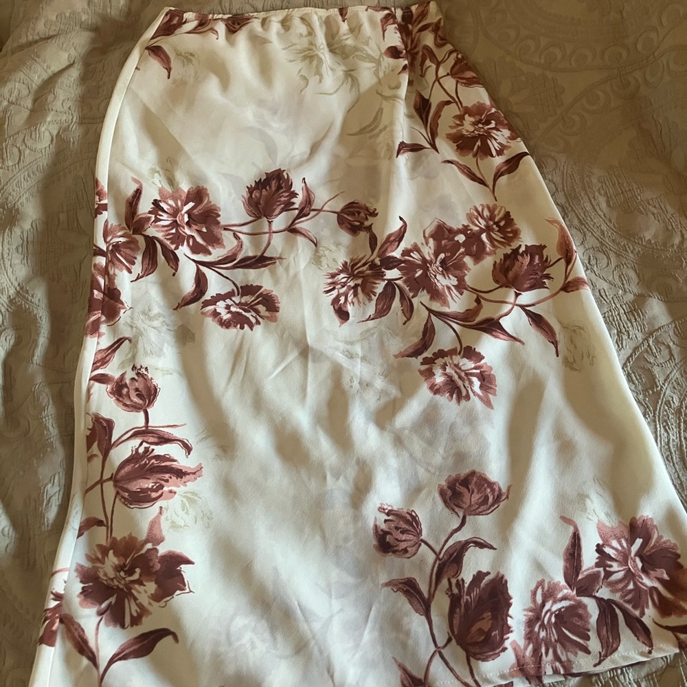 Beechers Brook Floral Print Midi Skirt in White and Dusty Rose